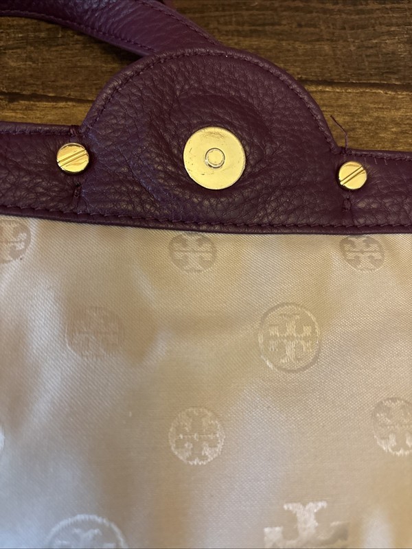 Tory Burch Amanda Mini Pebbled Leather Crossbody Bag In Purple gallery