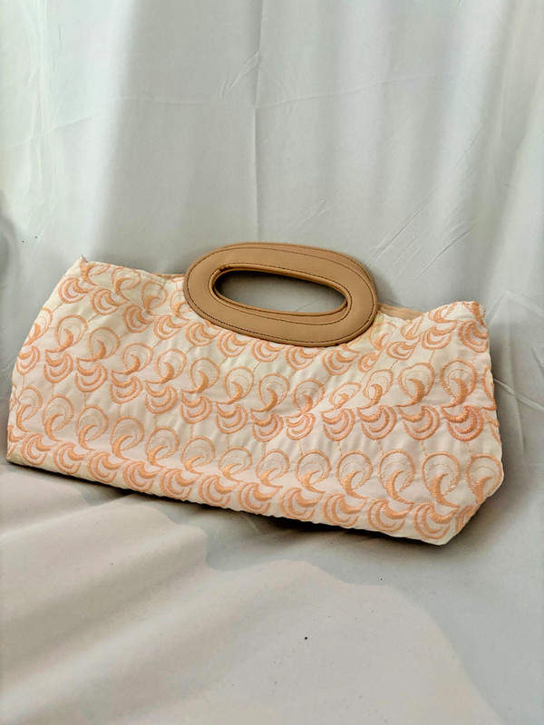 Vintage Victoria’s Secret beachy WHITE and PEACH clutch (Excellent condition)