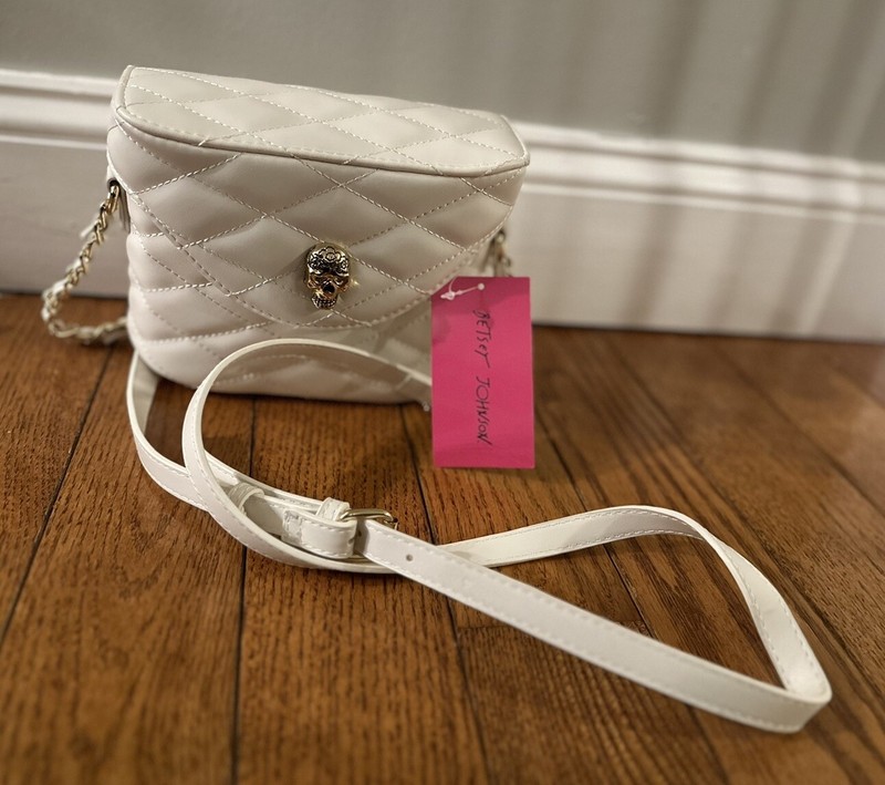 NWT Betsey Johnson White Skull Crossbody Purse Quilted Purse XOVIOLA Skull Charm