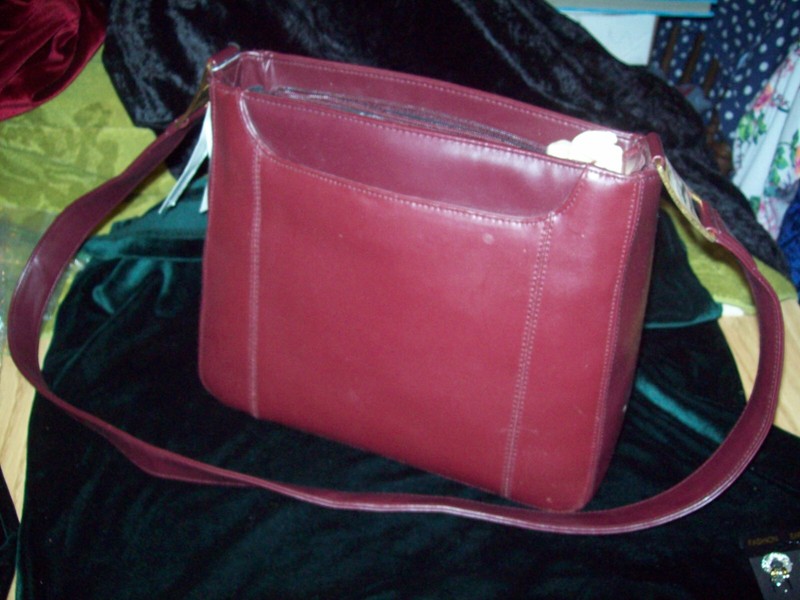 NEW WITH TAGS LAURA SCOTT Burgundy Genuine Leather Purse shoulder strap pockets 