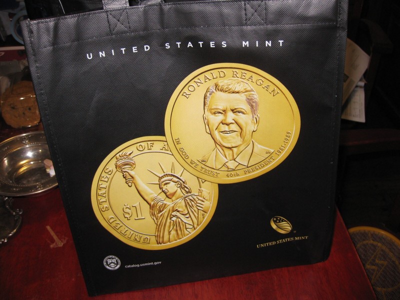U.S. MINT ISSUED TOTE BAG FEATURES RONALD AND NANDY REGAN ON U.S. MEDALS