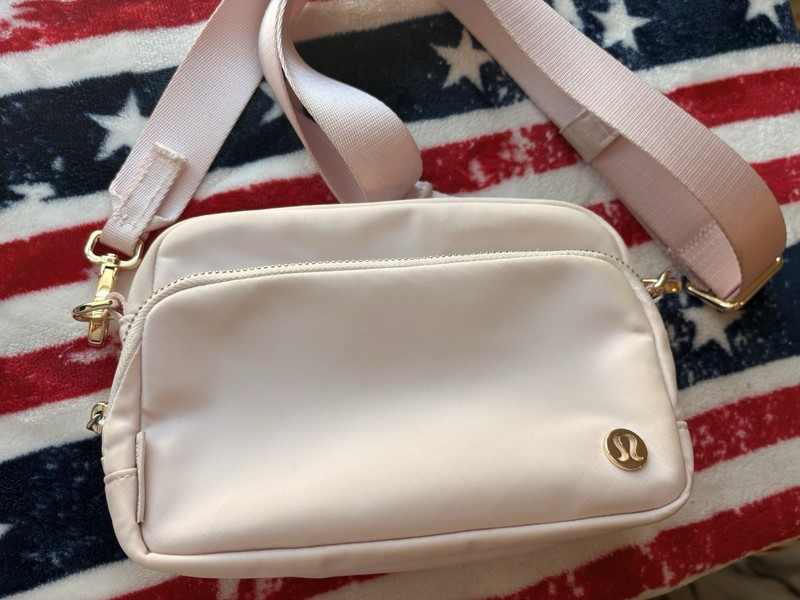 Lululemon Everywhere Crossbody 3L Large Metal Hardware – Downtown Tan/pink