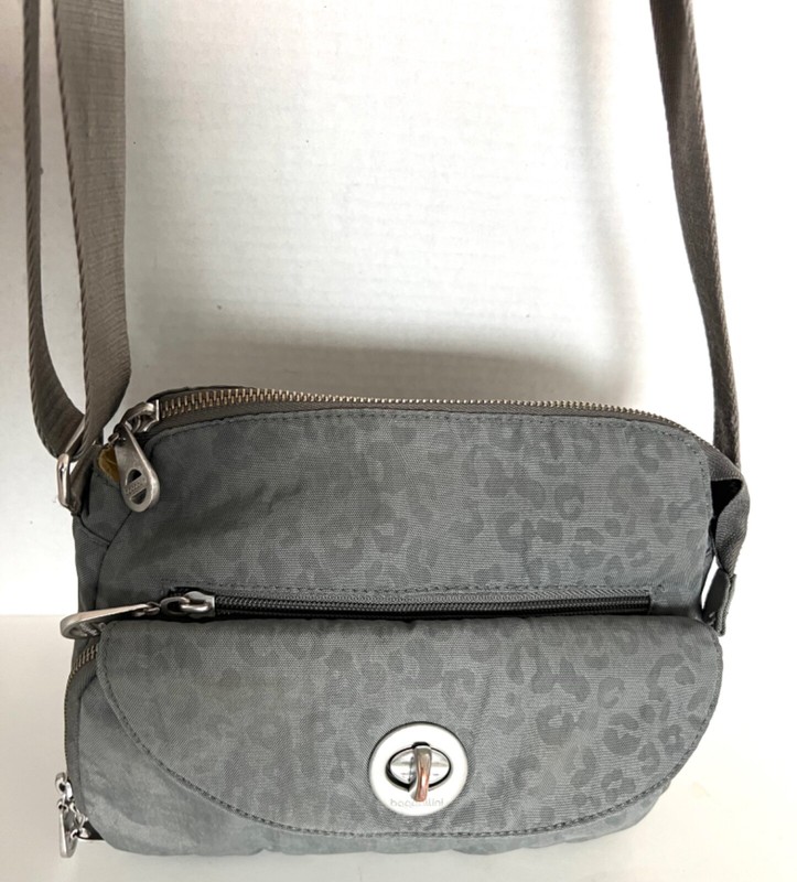 Baggallini Gray Leopard Nylon Crossbody Bag Turn Lock Zip Close Daily Use Travel