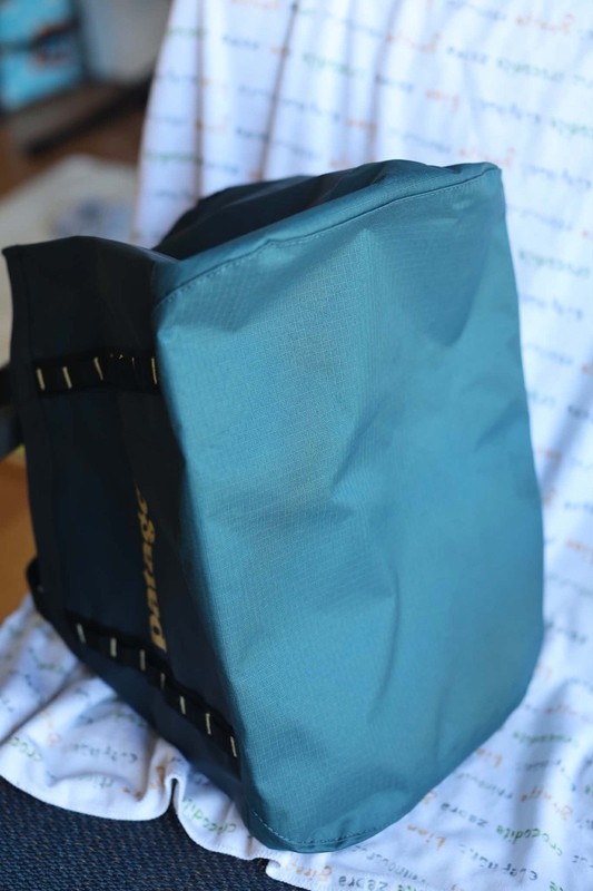Patagonia Black Hole Tote 25L Blue Black Straps Inner Pockets Zip gallery