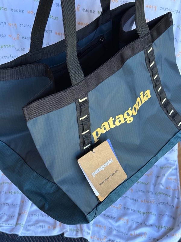 Patagonia Black Hole Tote 25L Blue Black Straps Inner Pockets Zip gallery