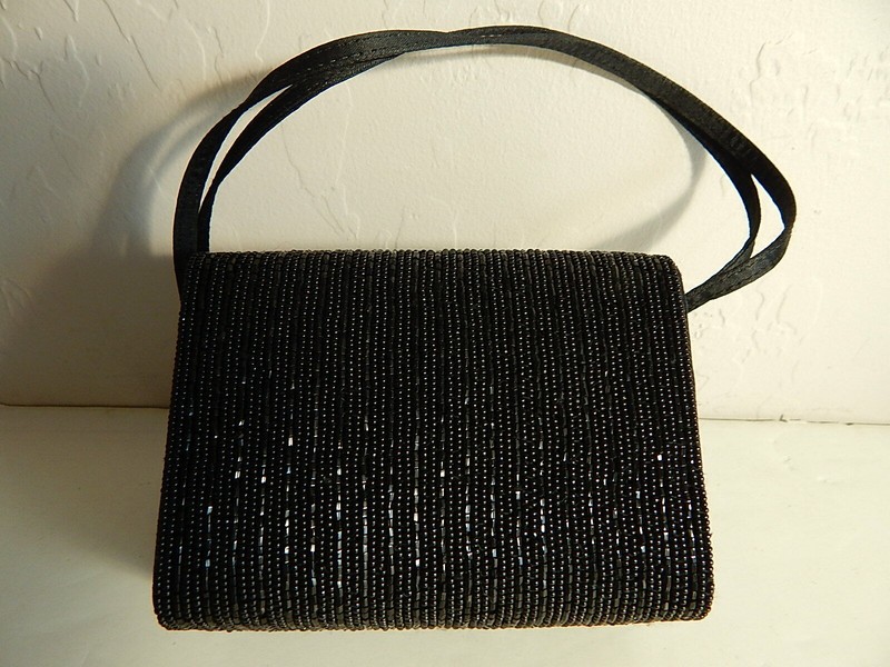 LA REGALE – Beaded Clutch – Magnetic Closure – 5″ x 4″ x 3″ – Black