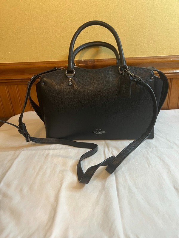 coach handbag leather black widht 6in height 8in with tag and charm, w/zip