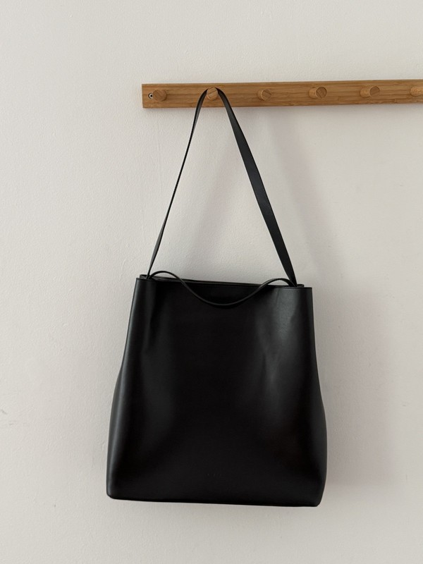 Aesther Ekme Women’s Black Leather Flat Shoulder Strap Sac Hobo Bag